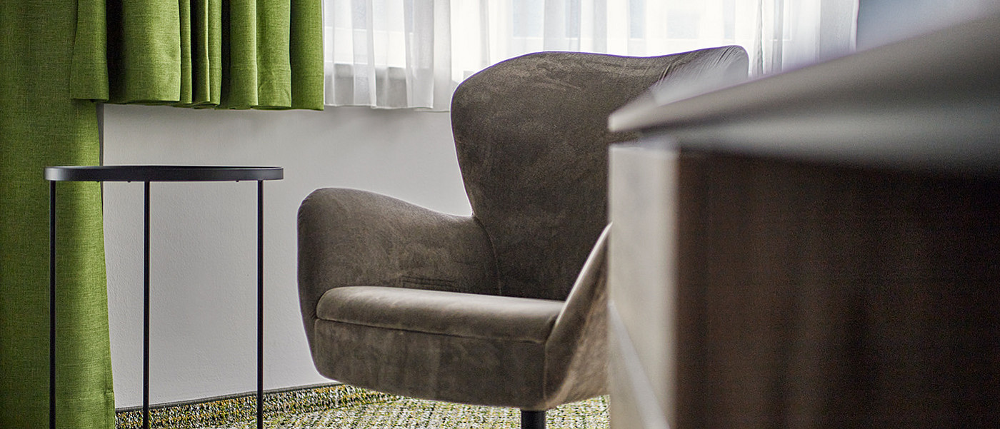 Grauer Sessel in einem Zimmer.