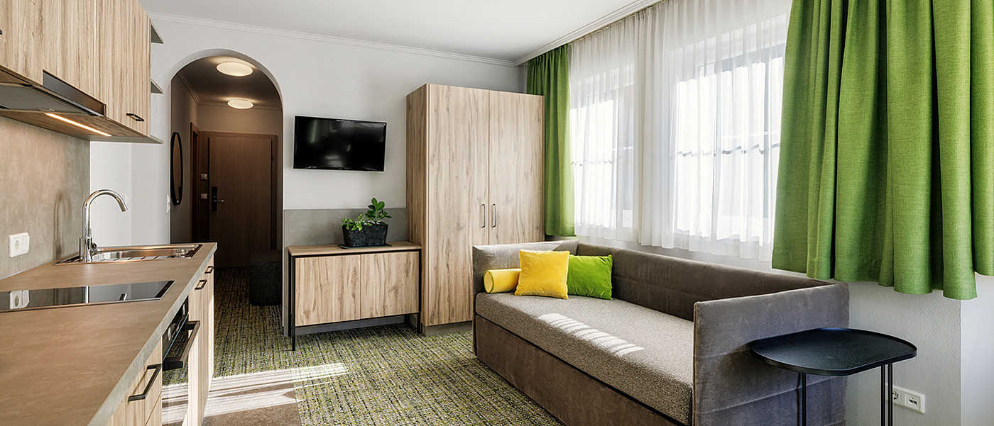 Küche und Couch in einem Apartment.