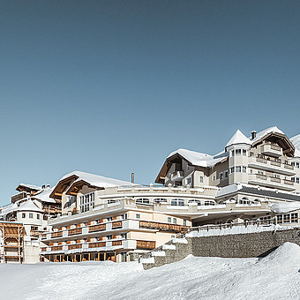 Blick auf das verschneite Hotel Alpenaussicht.