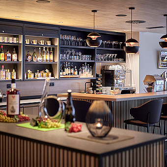 Große Hotelbar.