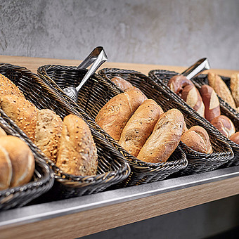 Körbe gefüllt mit verschiedenen Brotsorten.