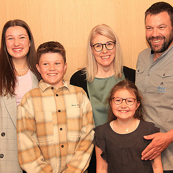 Eine Familie posiert für ein Foto.