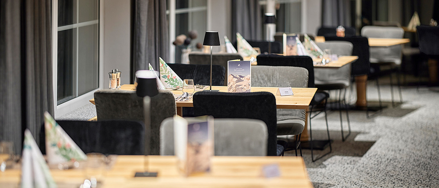 Essbereich mit gedeckten Tischen.