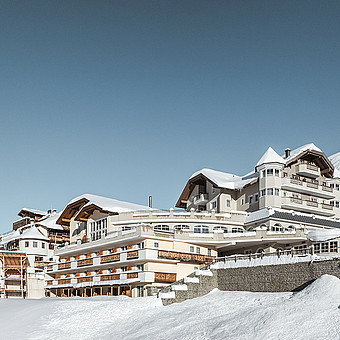 Blick auf das verschneite Hotel Alpenaussicht.