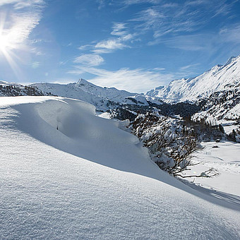 Verschneite Berglandschaft.