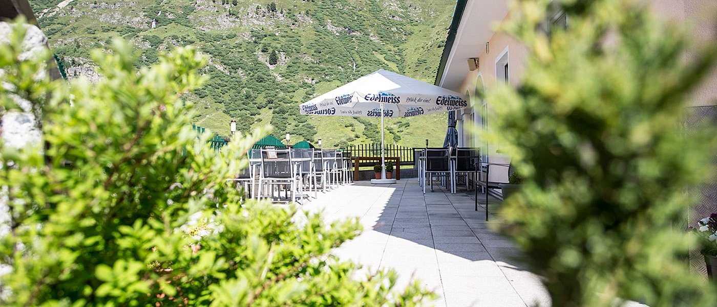 Blick auf die Sonnenterrasse im Grünen