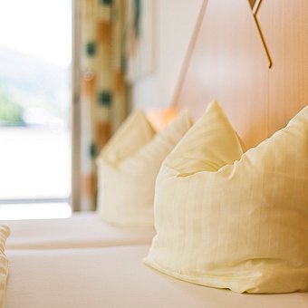 Kissen auf einem Bett.