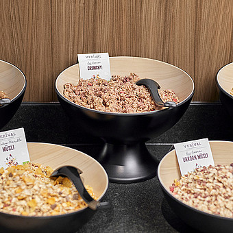 Schüsseln mit verschiedenen Müslisorten.