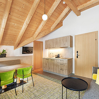 Ein modern eingerichtetes Apartment.