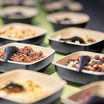 Schüssel gefüllt mit Nüssen und Rosinen.