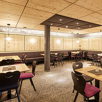 Großer Essbereich im Hotel.