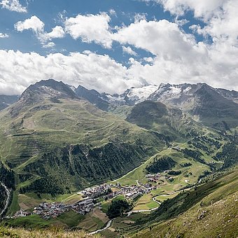 Blick auf ein traumhaftes Bergpanorama.