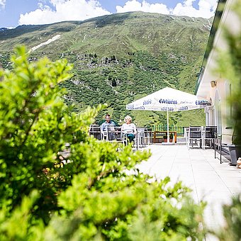 Sonnenterrasse vor einer Berglandschaft