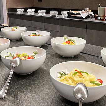 Schüsseln mit verschiedenen Salaten.