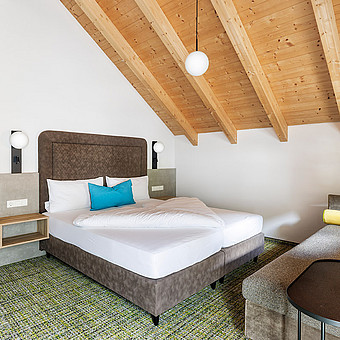 Ein Doppel Bett in einem Apartment.