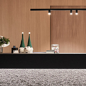 Süßigkeiten und ein Sparschwein stehen bei einer Hotelrezeption.