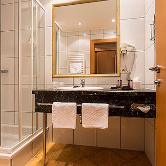 Eine Dusche in einem Badezimmer.