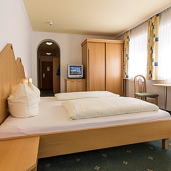 Hotelzimmer mit gelben Vorhängen.