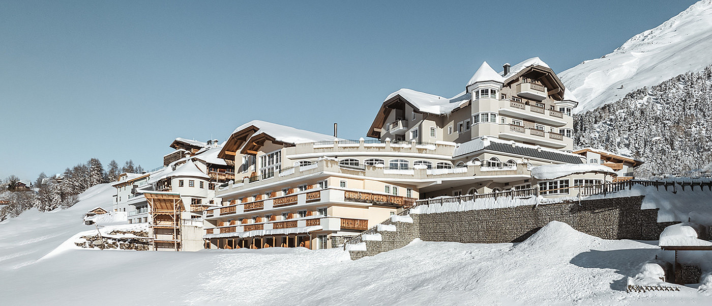 Blick auf das verschneite Hotel Alpenaussicht.