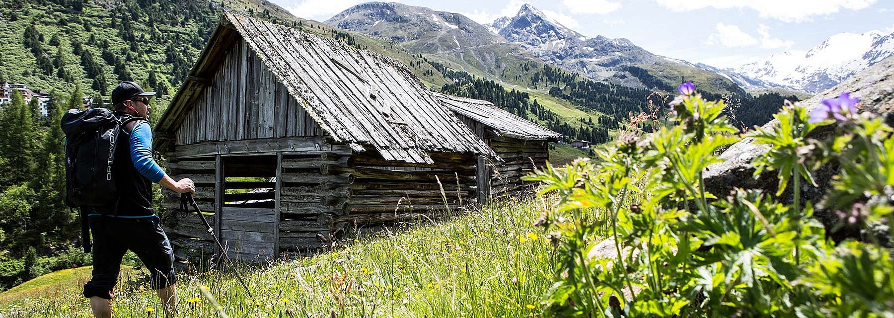 Wanderer vor Holzhütte