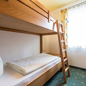 Ein Stockbett mit Leiter.