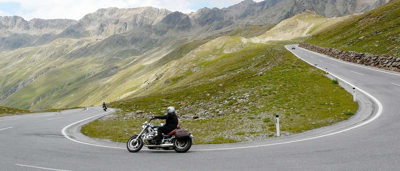 Motorradfahrer auf einer Landstraße.
