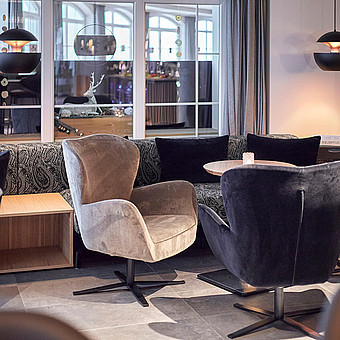 Ein runder Tisch mit Samtsesseln.