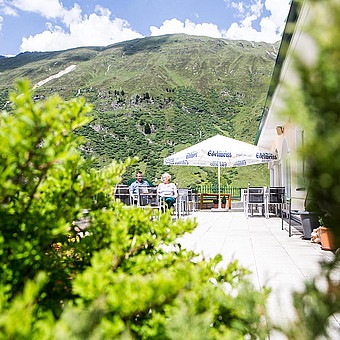 Die Hotel Alpenaussicht Terrasse im Sommer.