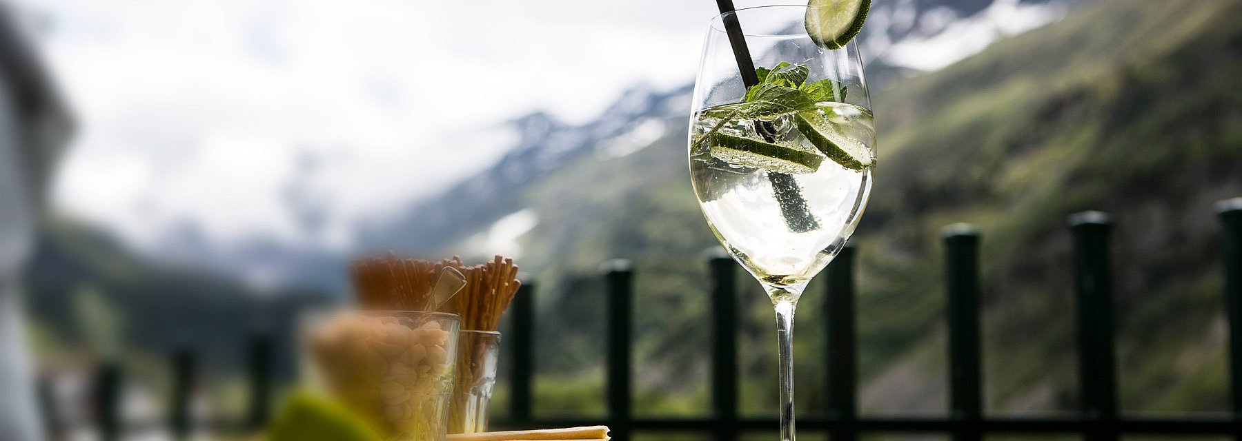 Stehtisch mit einem Drink und Knabbergebäck