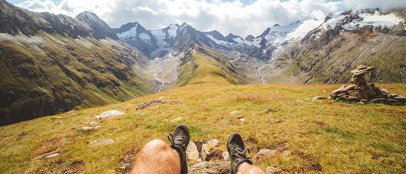 Wanderer bei Rast vor Bergpanorama