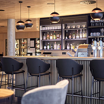 Blick auf eine Hotelbar.