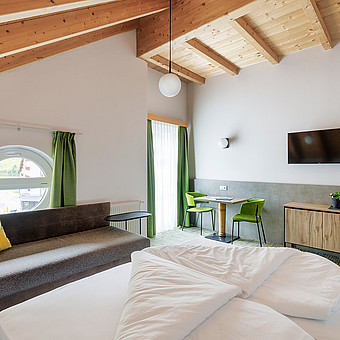 Ein Doppel Bett in einem Apartment.