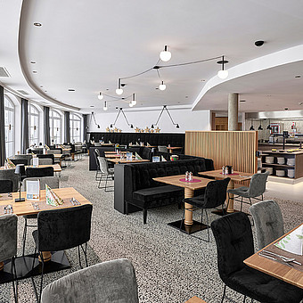 Großer Essbereich im Hotel.