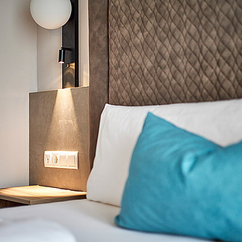 Ein Bett in einem Apartment.