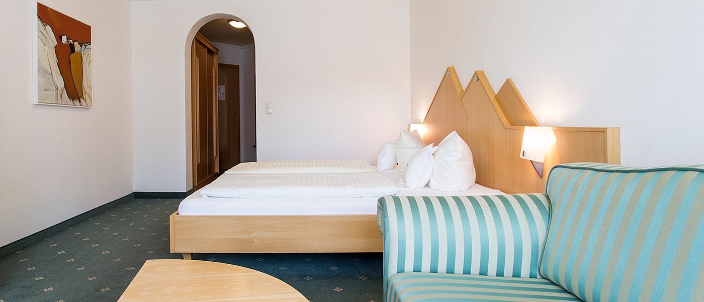 Gemütliches Hotelzimmer mit Couch.