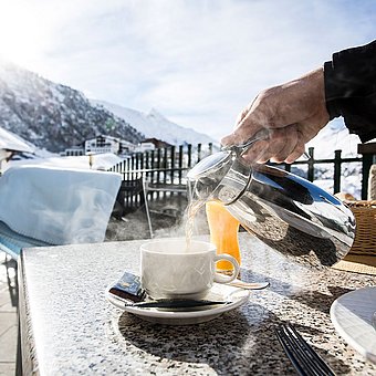 Frühstück mit heißem Tee und Brot.