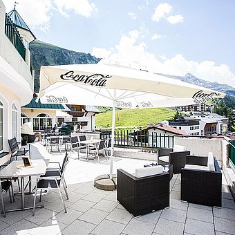 Große Terrasse am Hotel.