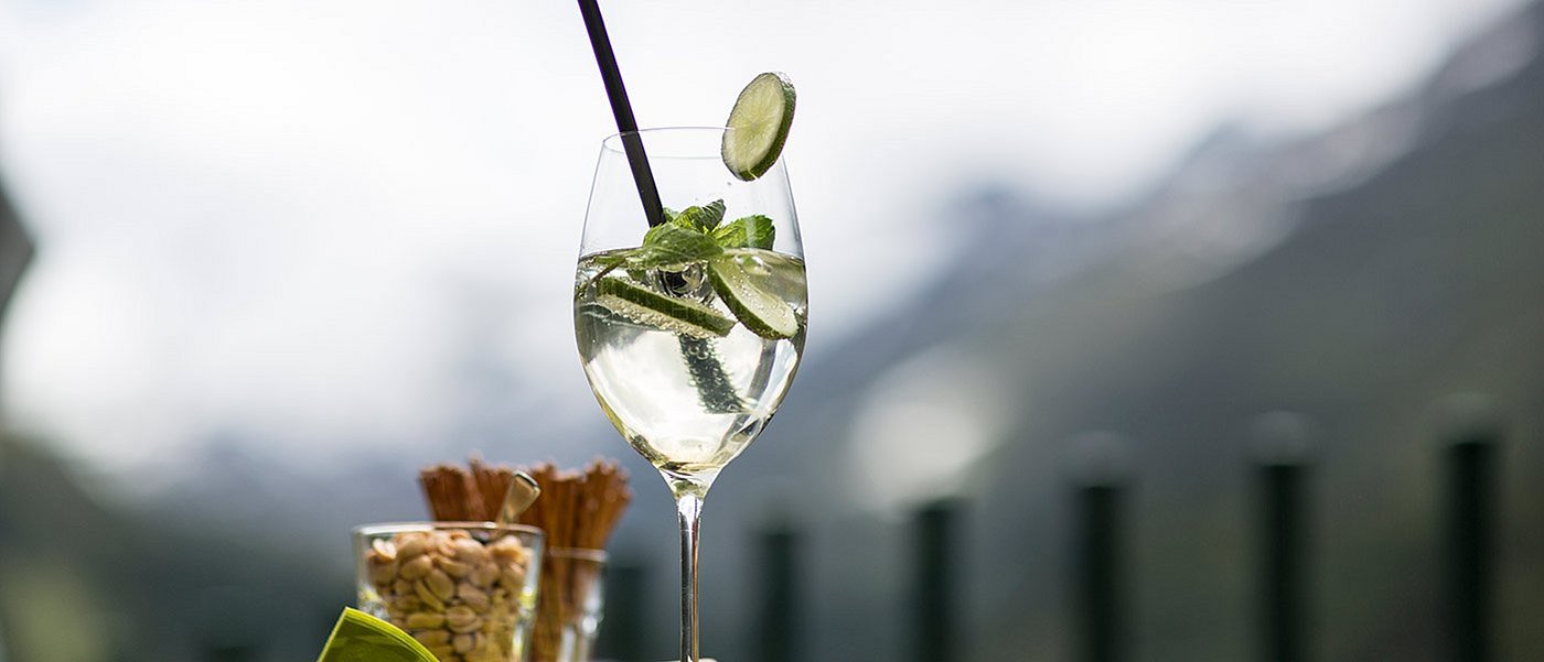 Hugo im Weinglas mit Knabbereien