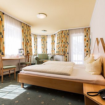 Hotelzimmer mit Gelben vorhängen