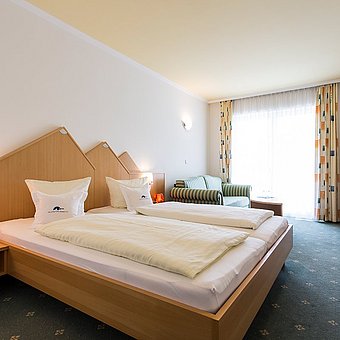 Hotelzimmer mit Doppelbett.