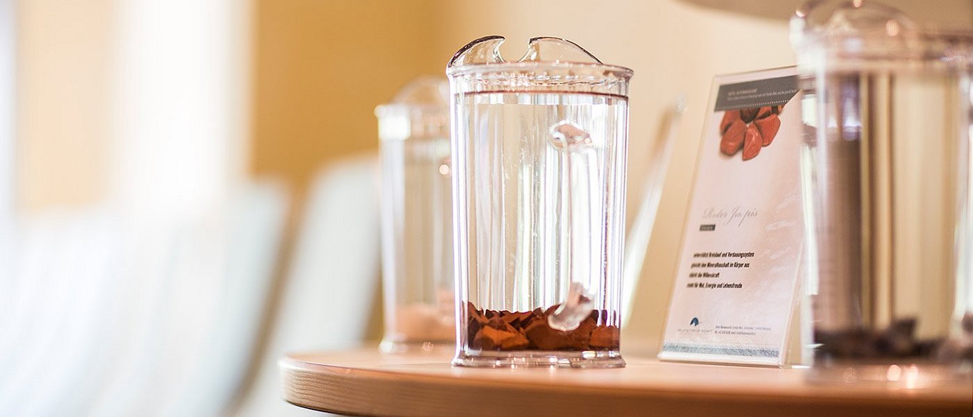 Wasserkaraffe mit Steinen