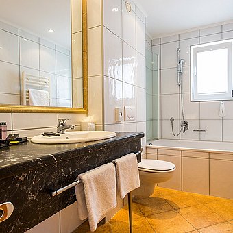 Eine Badewanne in einem Badezimmer.