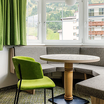 Ein Tisch und eine Sitzecke in einem Apartment.