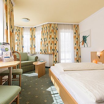 Hotelzimmer mit Gelben vorhängen
