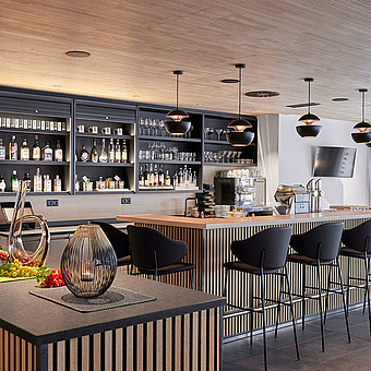 Eine elegant eingerichtete Bar.