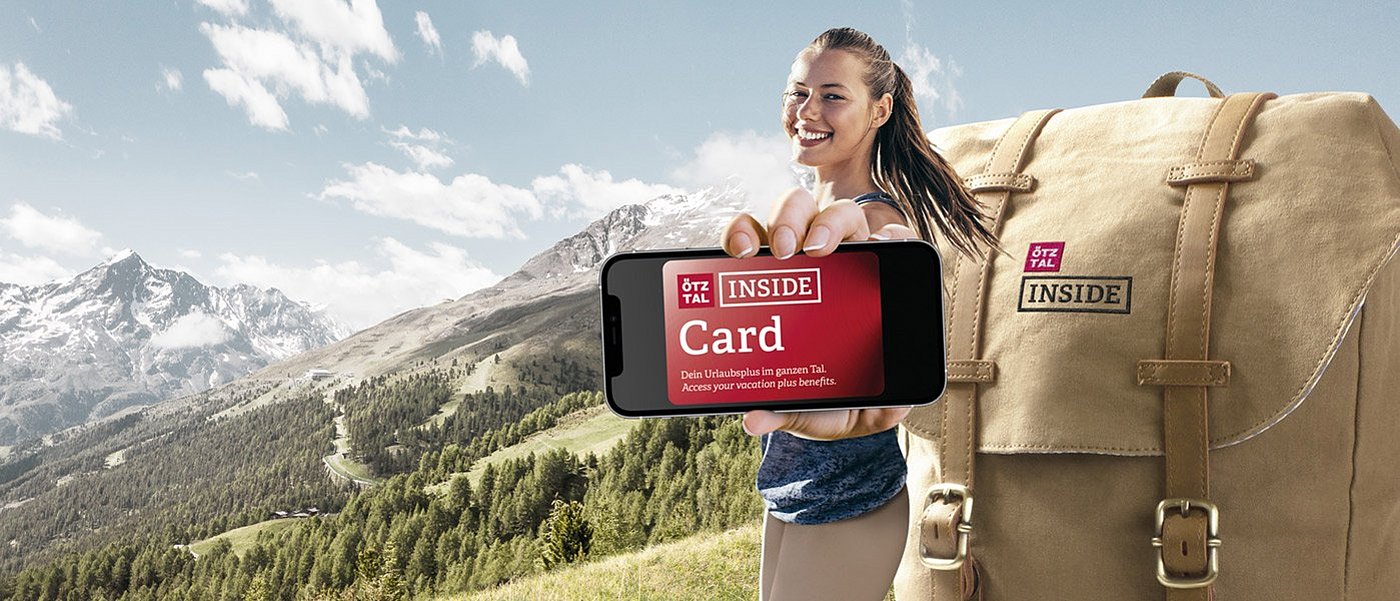 Frau mit Rucksack und Handy