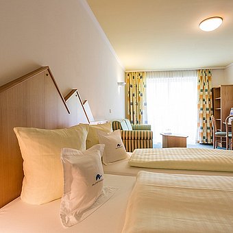 Ein Doppelbett in einem Hotelzimmer.