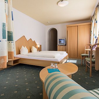 Hotelzimmer mit Gelben vorhängen