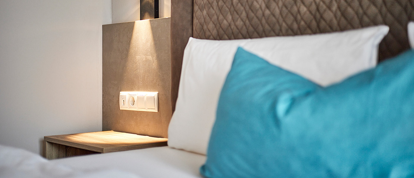 Blick auf ein großes Doppelbett.