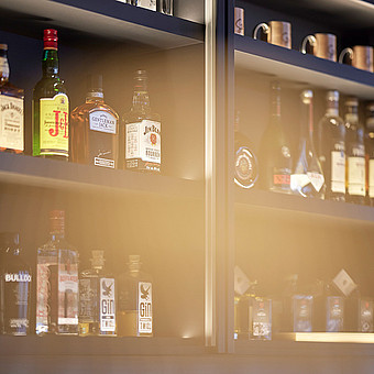 Spirituosen in einem Regal bei einer Bar.